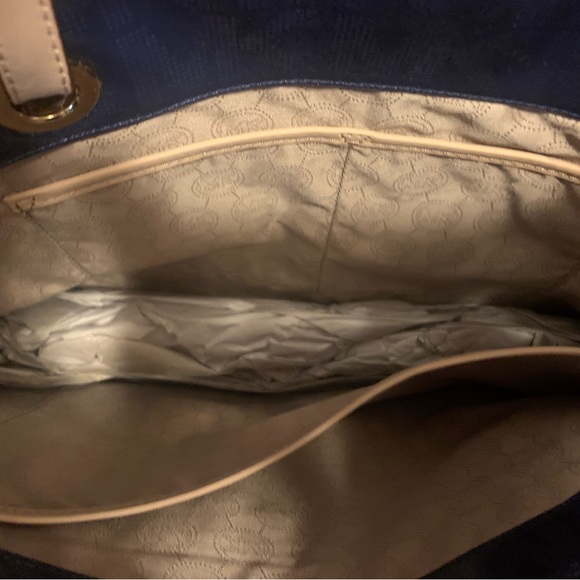 Michael Kors Signature PVC jet set tote in Navy Blue - Picture 8 of 12